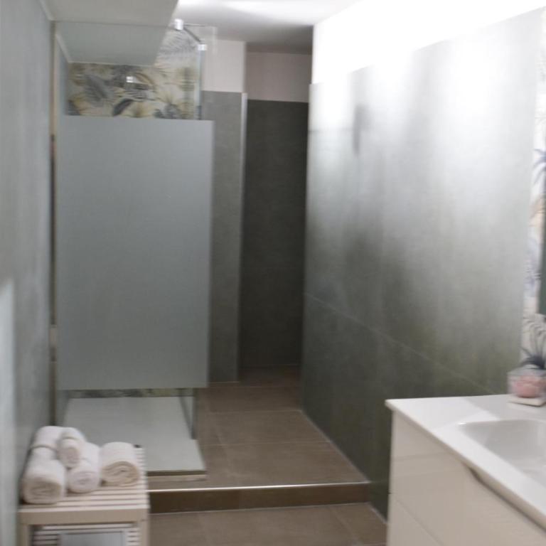 Mirea - Triple Room with Private Bathroom - 13