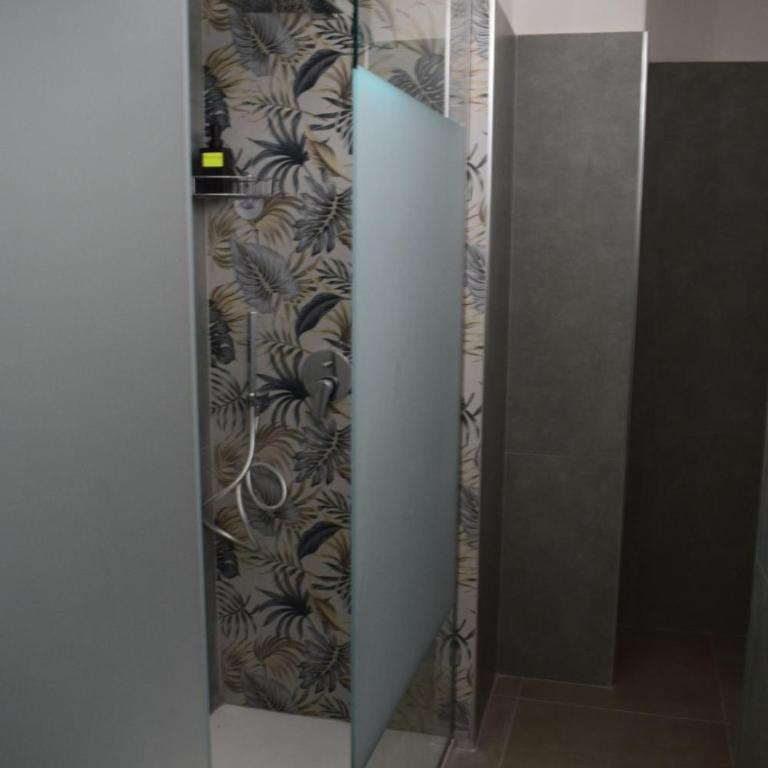 Mirea - Triple Room with Private Bathroom - 14