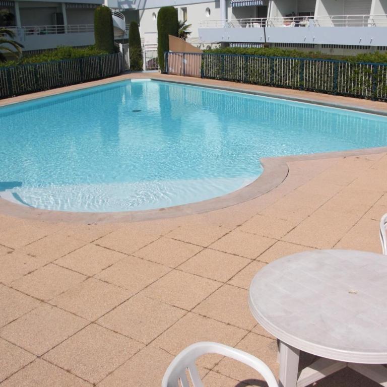 Agréable appartement 4 personnes à Villeneuve-Loubet Plage, piscine, mer, commerces à proximité - Apartamento con vistas a la piscina - 14