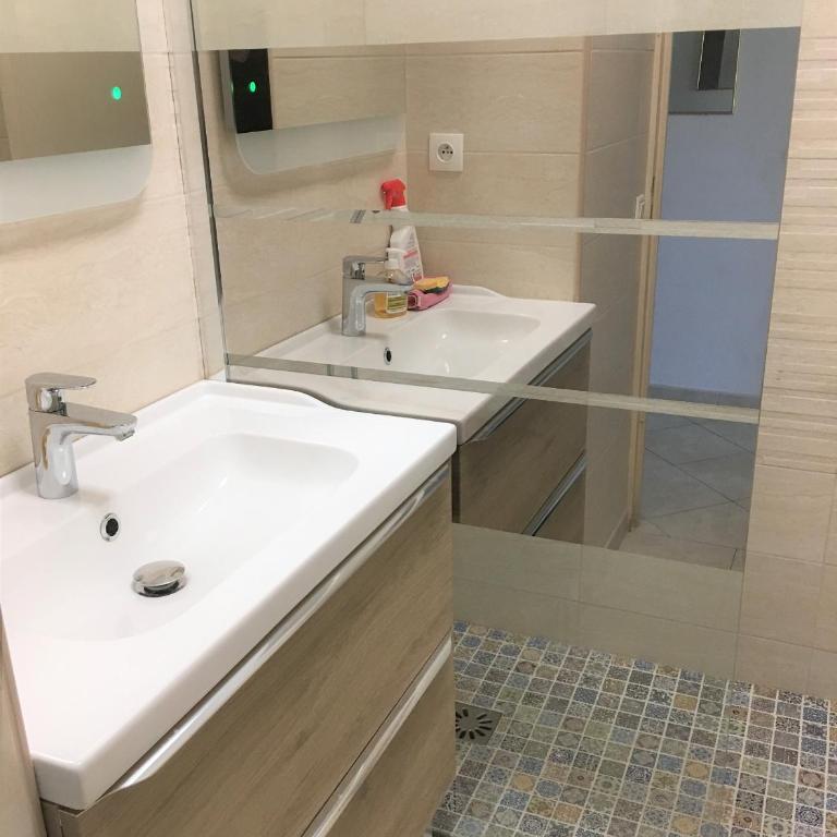 Agréable appartement 4 personnes à Villeneuve-Loubet Plage, piscine, mer, commerces à proximité - Apartamento con vistas a la piscina - 10