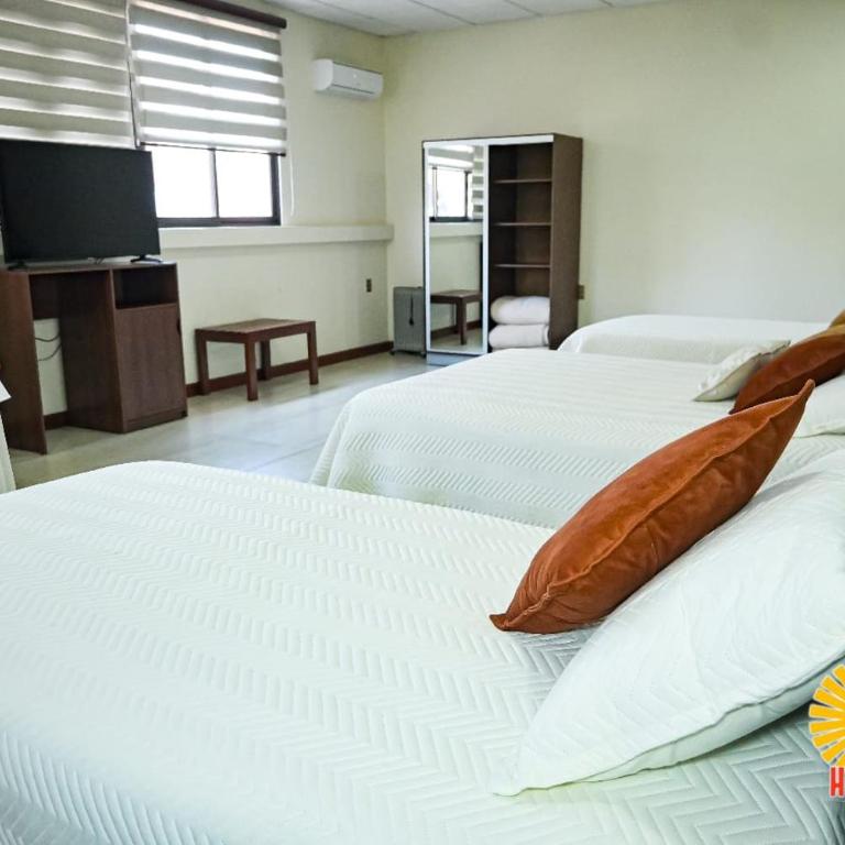 Hotel del Sol - Habitación Triple - 3