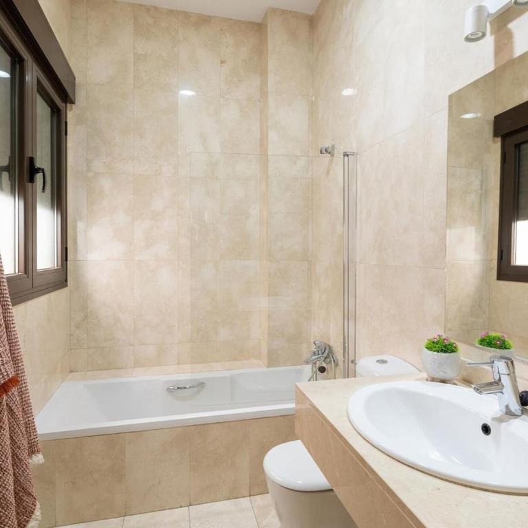 Chezmoihomes Town Hall Apartment 2 - Two-Bedroom Apartment - 27