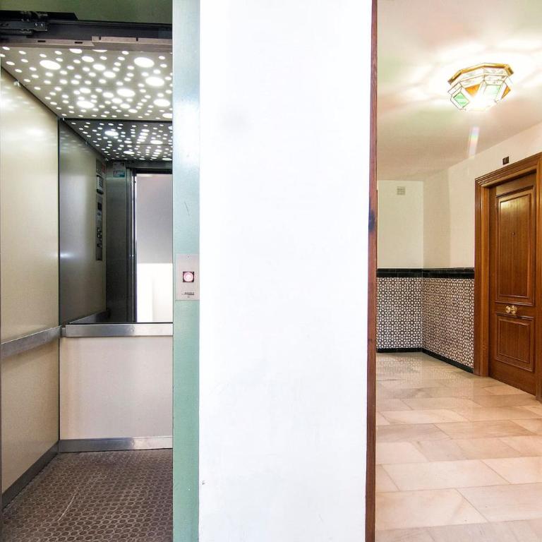 ChezmoiHomes Unique Alhambra Views - Apartment with Terrace - 32