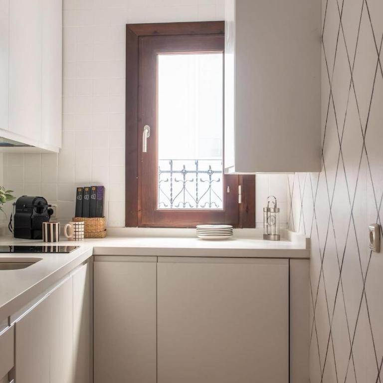 ChezmoiHomes Gran Via house with parking - Two-Bedroom Villa - 11