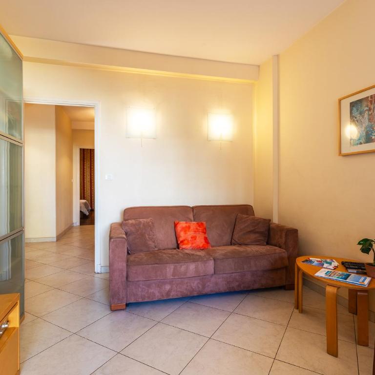 LE FRANCE-MASSENET AP3015 by Riviera Holiday Homes - Appartement avec Terrasse - 4