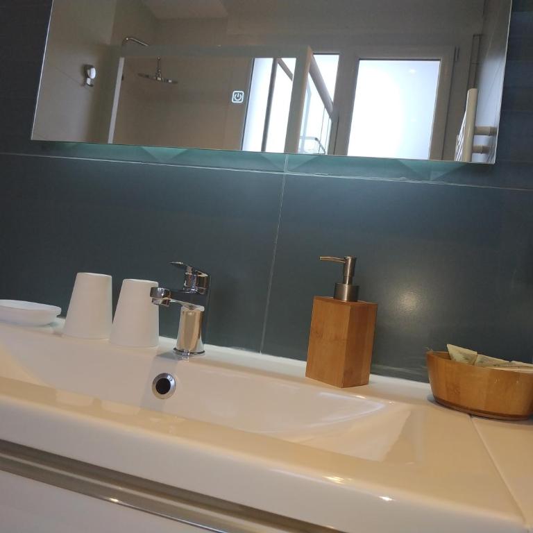 Superbe T3 climatisé - vue port de plaisance - centre historique - balcon - WIFI - 5e avec ascenseur - Appartamento con 2 Camere da Letto - 32