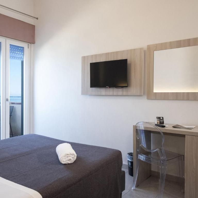 Hotel Tirreno - Camera Standard Matrimoniale/Doppia con Letti Singoli con Balcone e Vista Mare - 4