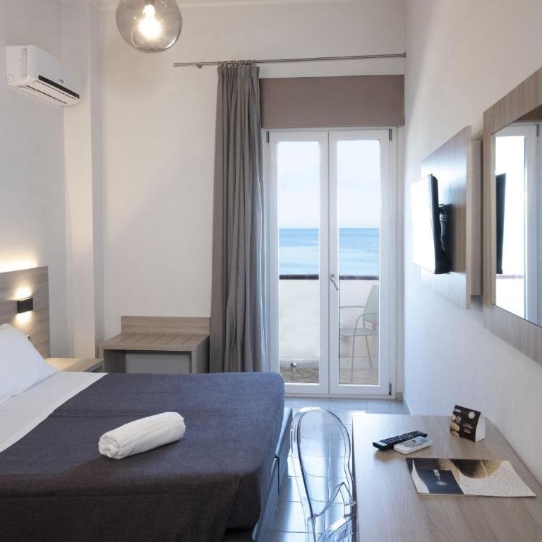Hotel Tirreno - Camera Standard Matrimoniale/Doppia con Letti Singoli con Balcone e Vista Mare - 5