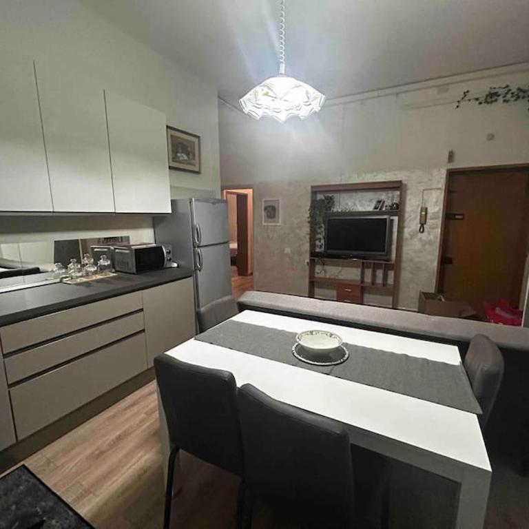 Mirella Apt, 2Min Train Station - Two-Bedroom Apartment - 1