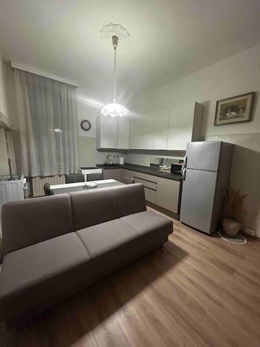 Mirella Apt, 2Min Train Station - Two-Bedroom Apartment - 10