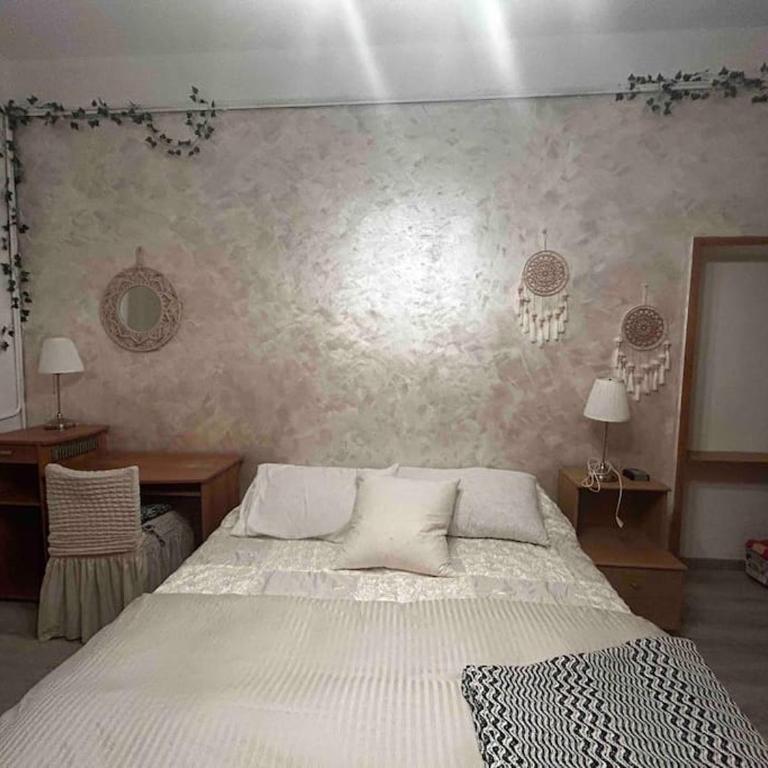 Mirella Apt, 2Min Train Station - Two-Bedroom Apartment - 11