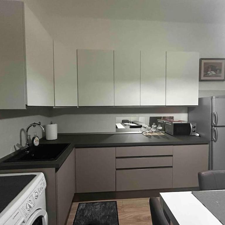 Mirella Apt, 2Min Train Station - Two-Bedroom Apartment - 17
