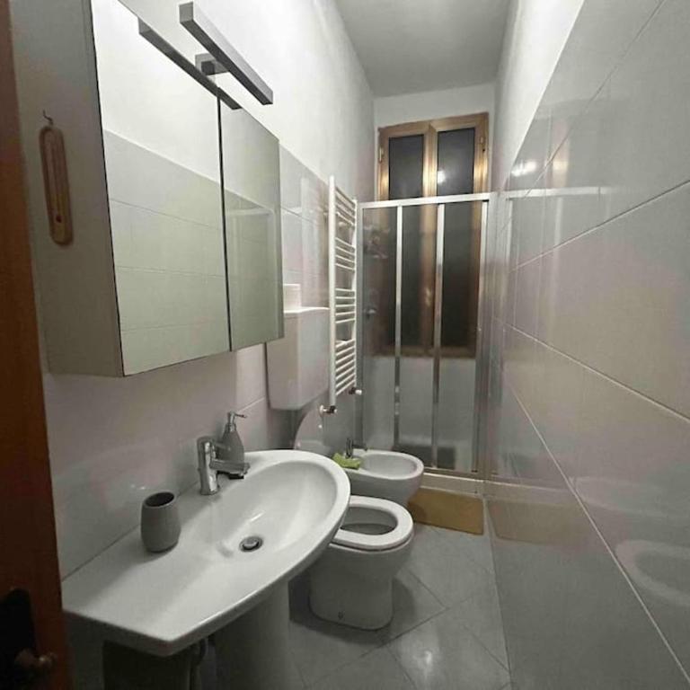 Mirella Apt, 2Min Train Station - Two-Bedroom Apartment - 20