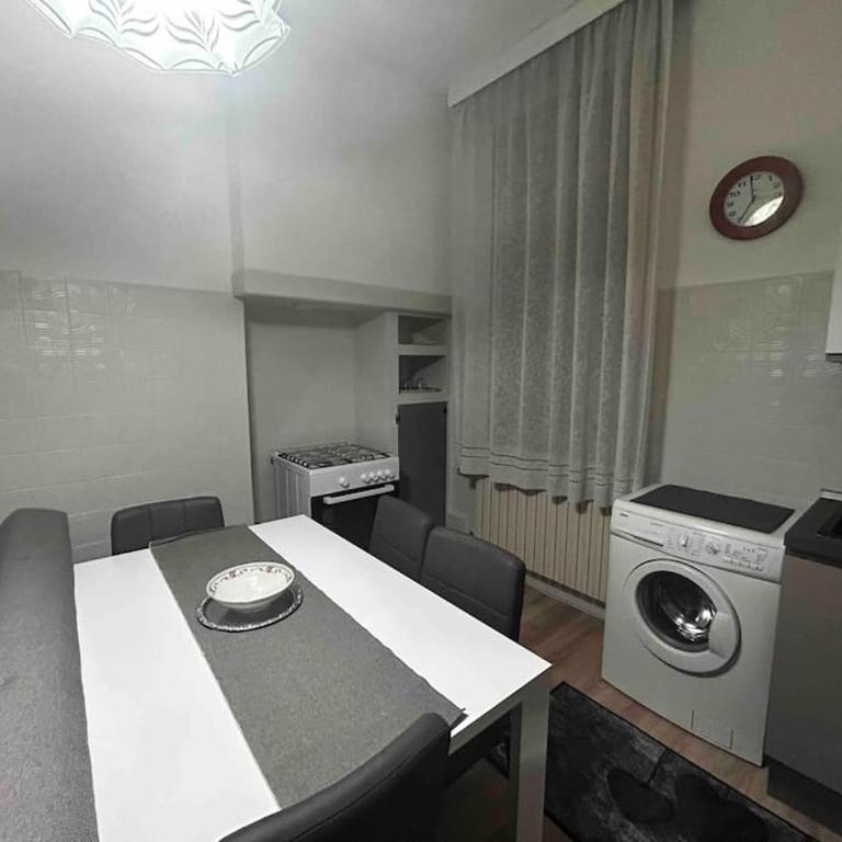 Mirella Apt, 2Min Train Station - Two-Bedroom Apartment - 22