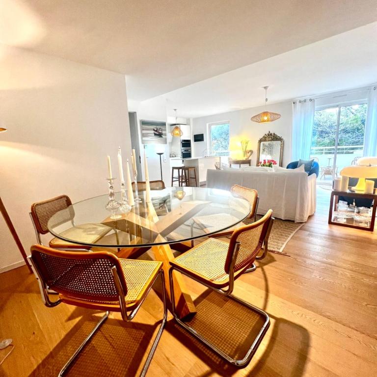 Bright and Stylish in City Center 2 Bedrooms - Appartement - 12