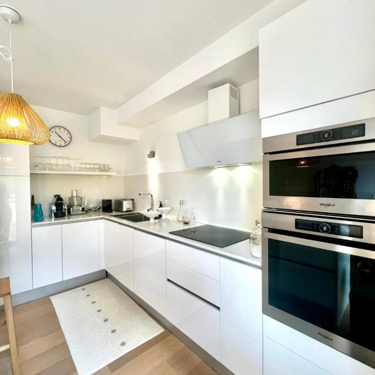 Bright and Stylish in City Center 2 Bedrooms - Appartement - 15