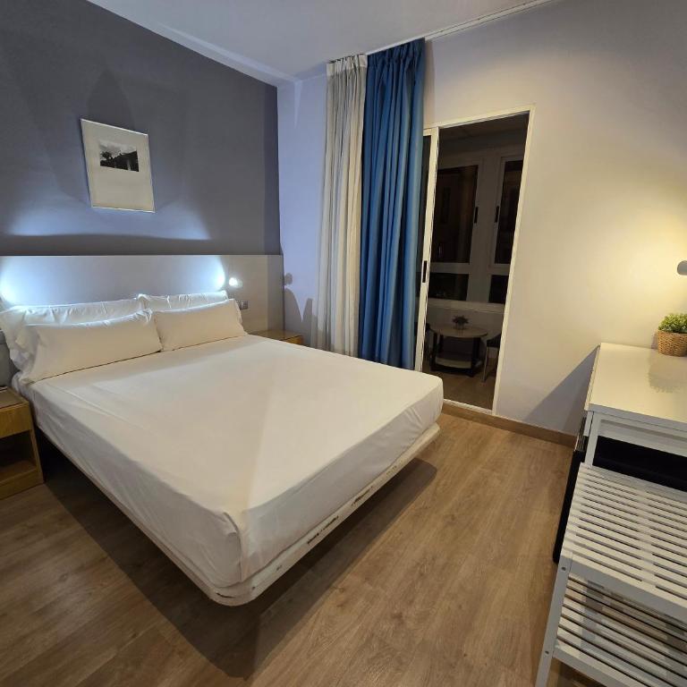 Rambla Alicante - Queen Room with Balcony - 4