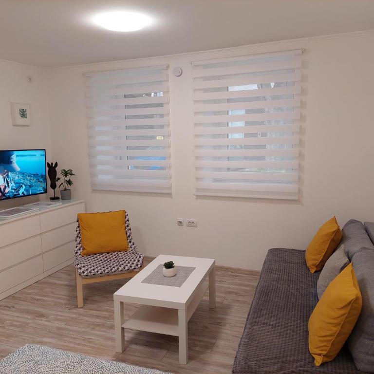 Street apartment - One-Bedroom Apartment - 1