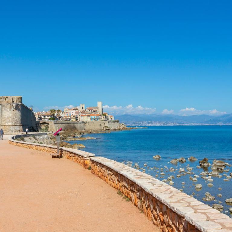 2 Bedrooms Antibes Center, Balcony - Happy Rentals - Apartment with Balcony - 21