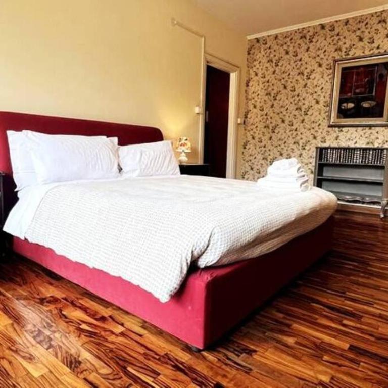 129 Gallery’s Studio @ Vatican - One-Bedroom Apartment - 11