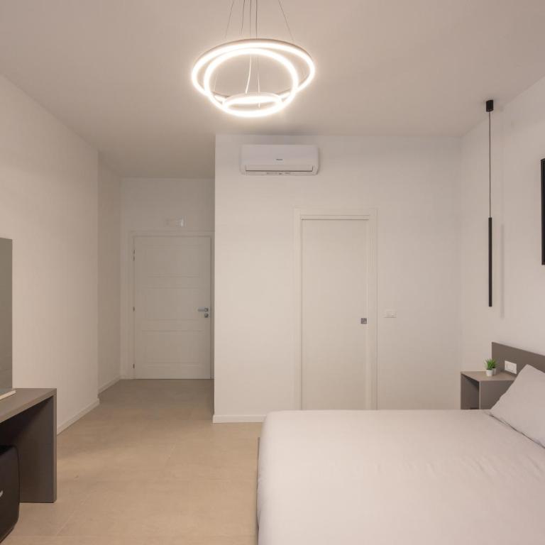 Luxury Station Suite - Superior King Room - 3