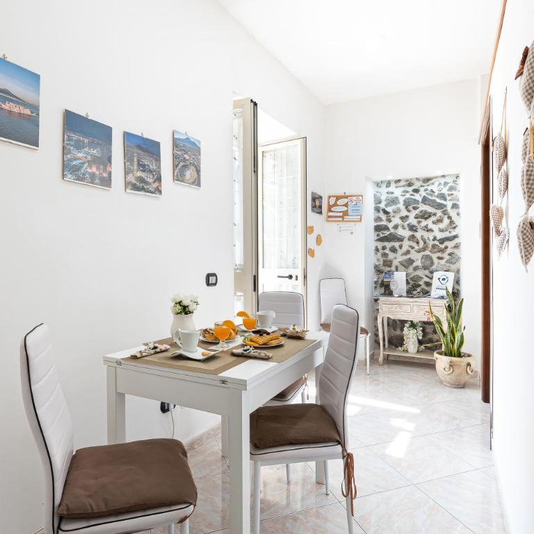 B&B VESUVIAN STONE - Camera Matrimoniale con Balcone (3 Adulti) - 13