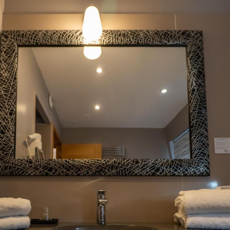 Hôtel d'Orléans - Chambre Prestige 1 à 4 Personnes - 10