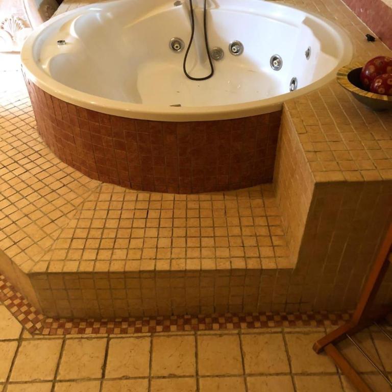 Hostal Avenida Andalucia - Solo Adultos - Suite con bañera de hidromasaje - Cama extragrande - 1