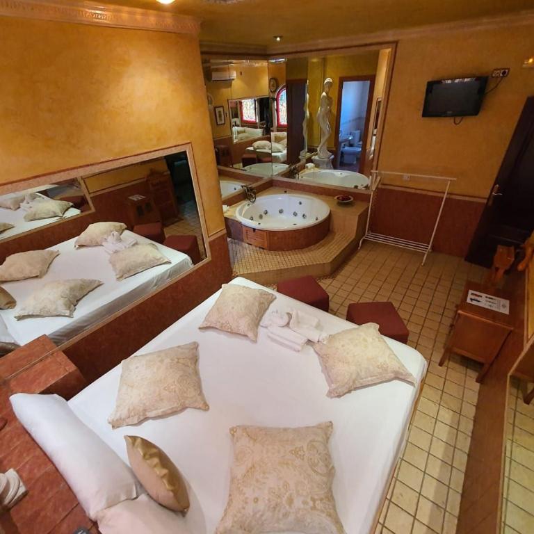 Hostal Avenida Andalucia - Solo Adultos - Suite con bañera de hidromasaje - Cama extragrande - 3