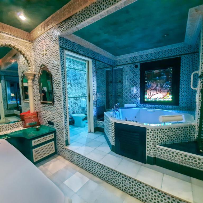 Hostal Avenida Andalucia - Solo Adultos - Suite con bañera de hidromasaje - Cama extragrande - 1