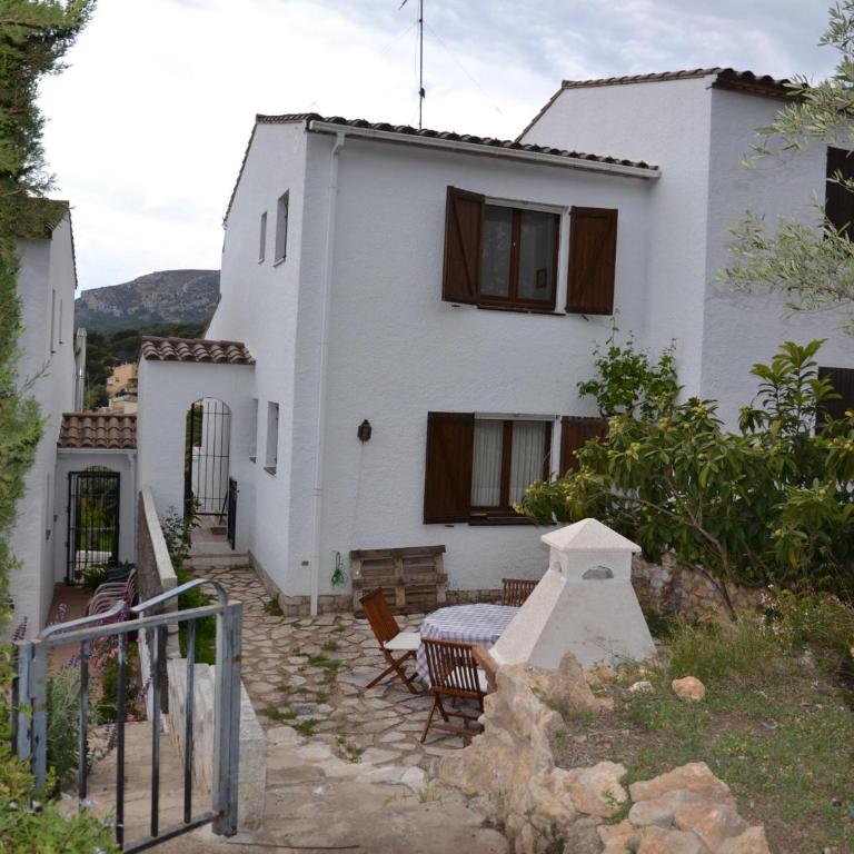 Casa familiar tranquila con piscina, jardín privado, barbacoa y vista al castillo y montañas - ES-323-14 - Vacation Home - 2
