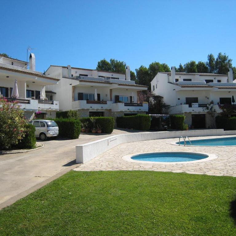 Casa familiar tranquila con piscina, jardín privado, barbacoa y vista al castillo y montañas - ES-323-14 - Vacation Home - 1