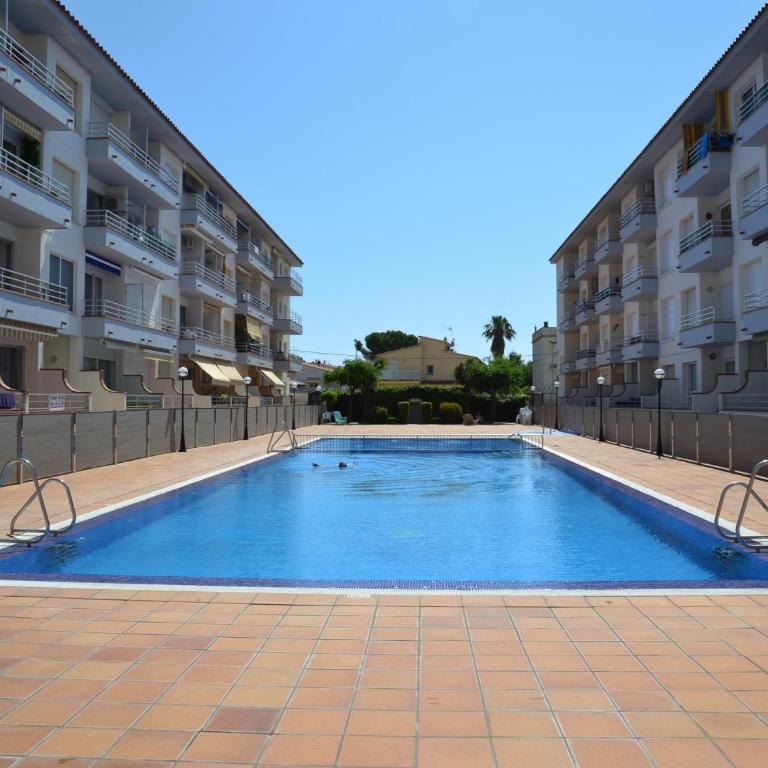 Apartamento soleado con piscina cerca de la playa y del centro en L'Estartit - ES-323-18 - Apartment - 2