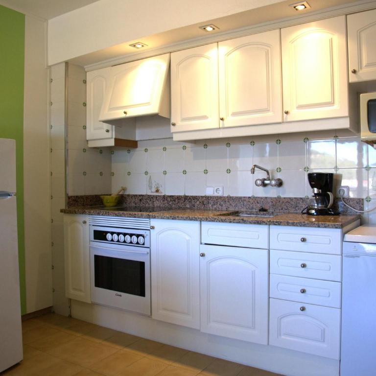 Apartamento Amplio en la Playa con Piscina y Aire Acondicionado, Cerca del Centro y Supermercado - ES-323-37 - Apartment - 4