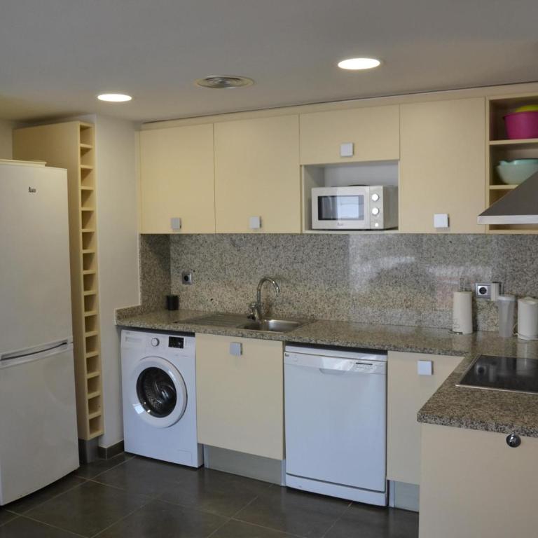 Apartamento céntrico con piscina, parking y a 200m de la playa en L'Estartit - ES-323-41 - Apartment - 3