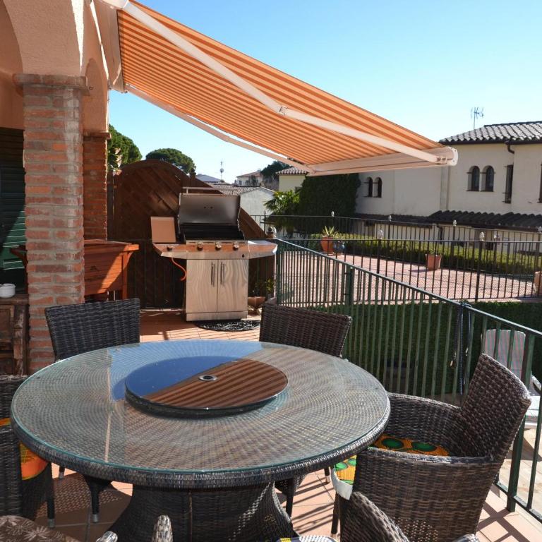 Casa bien cuidada con piscina comunitaria, terrazas y cerca de la playa en L'Estartit - ES-323-42 - Vacation Home - 2