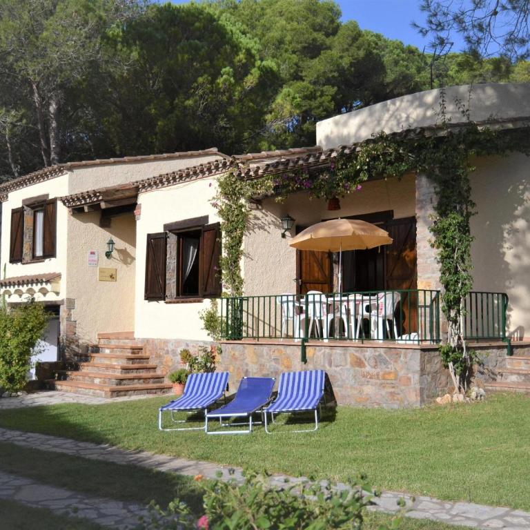 Casa con Gran Jardín Privado y Piscina Comunitaria en Torroella de Montgrí - ES-323-44 - Vacation Home - 2