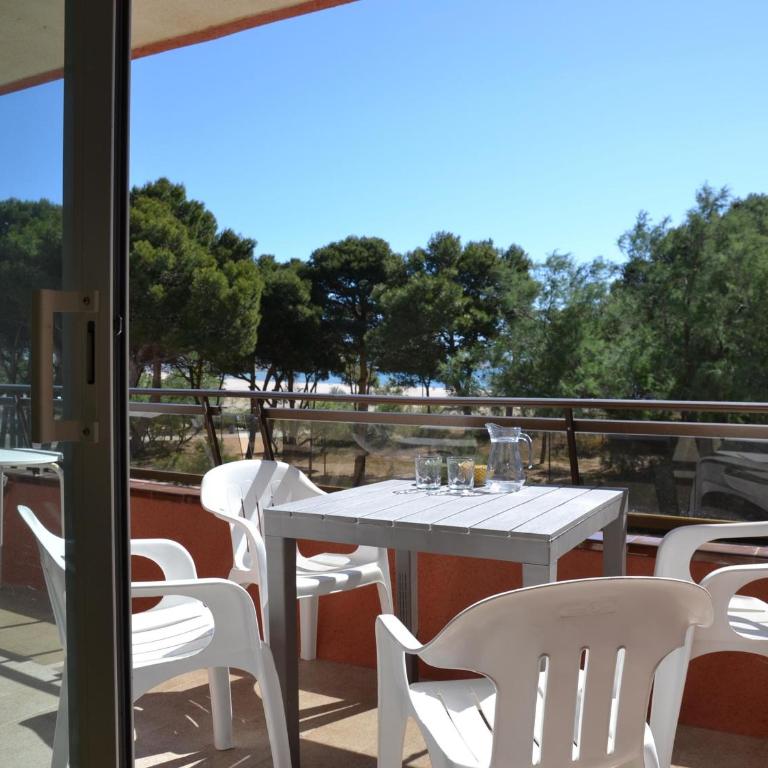 Apartamento en Primera Línea de Playa con Piscina y Terraza – L'Estartit - ES-323-26 - Apartment - 2