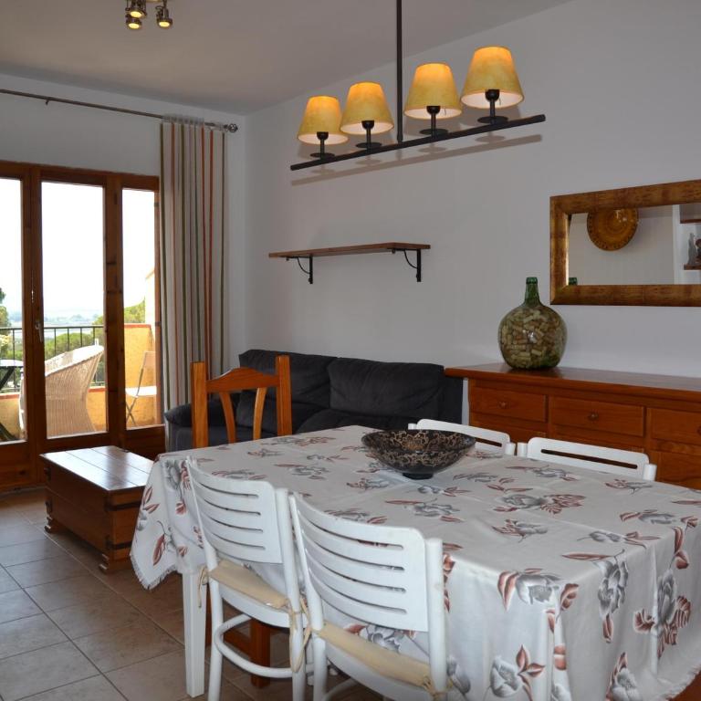 Casa familiar con piscina comunitaria en L'Estartit - ES-323-67 - Vacation Home - 4