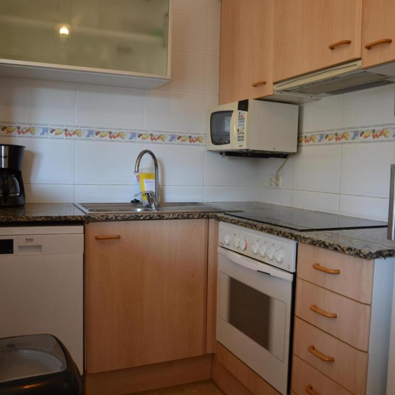 Casa familiar con piscina comunitaria en L'Estartit - ES-323-67 - Vacation Home - 5