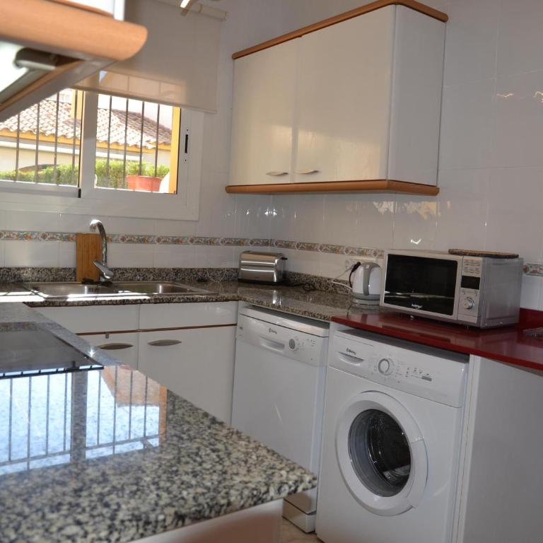 ¡Casa encantadora con piscina y cerca de la playa en L'Estartit! - ES-323-55 - Vacation Home - 4