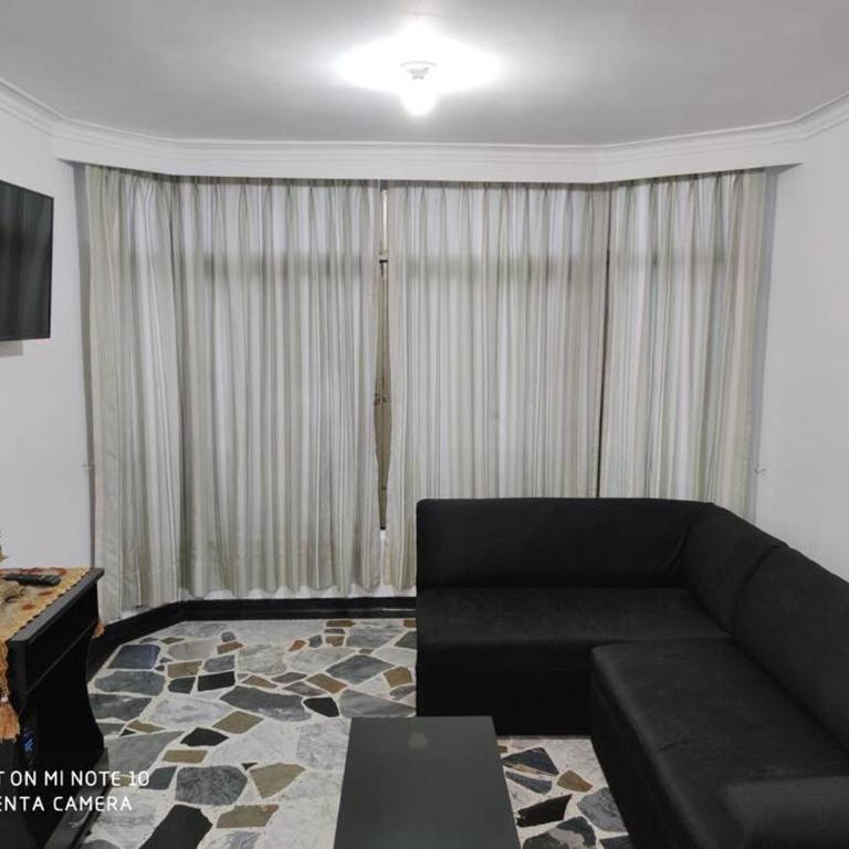 Alojamiento cómodo en el centro de la ciudad. - Three-Bedroom Apartment - 1