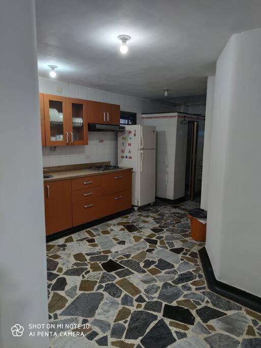 Alojamiento cómodo en el centro de la ciudad. - Three-Bedroom Apartment - 2