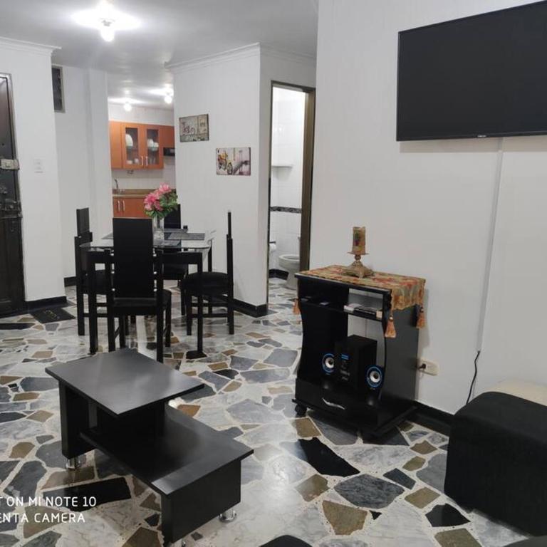 Alojamiento cómodo en el centro de la ciudad. - Three-Bedroom Apartment - 9
