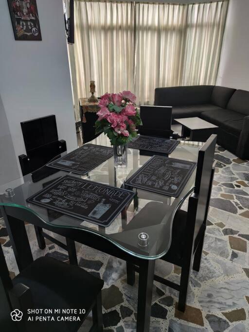 Alojamiento cómodo en el centro de la ciudad. - Three-Bedroom Apartment - 12