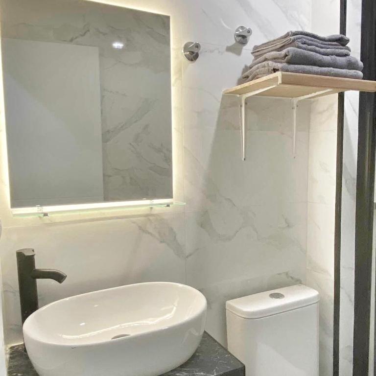 JARA HOME Malaga Centro - Habitación Doble Deluxe con balcón - 4