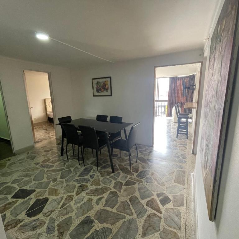 Apartamento cómodo en laureles, grande , céntrico , bien ubicado Apto303 - Apartment - 24
