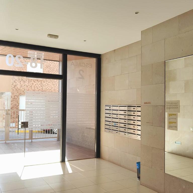 Piso nuevo y céntrico con piscina en Sant Carles de la Rápita - Apartamento de 3 dormitorios - 16