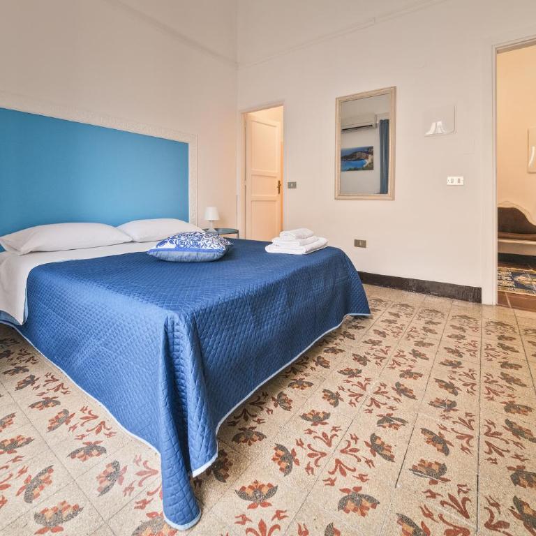 Voilà Rooms Guest House - Zimmer mit Kingsize-Bett und Balkon - 5