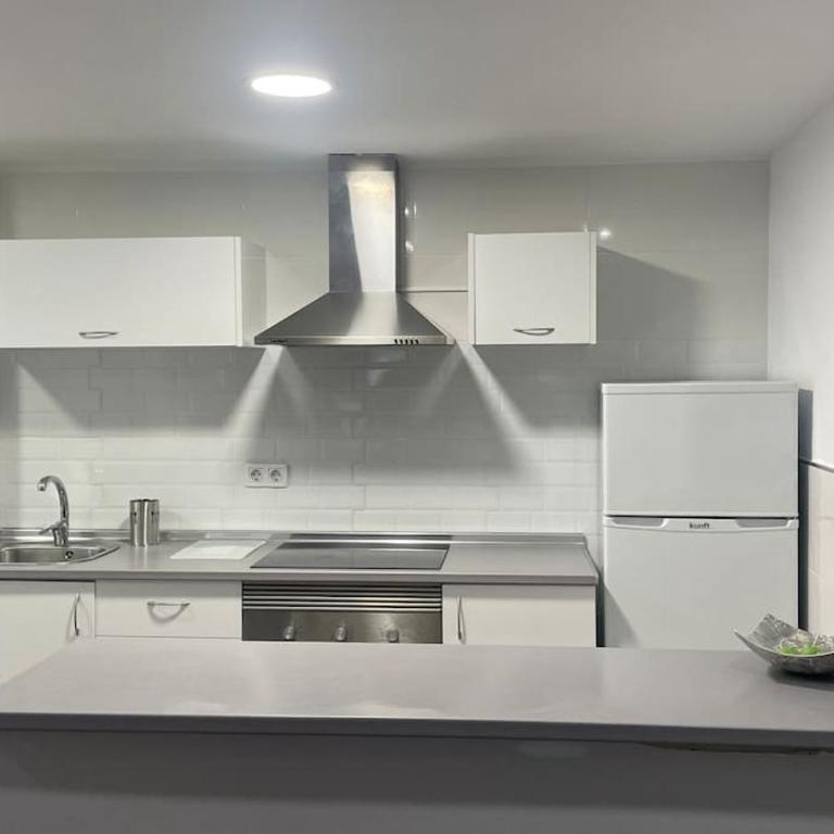 Apartamento moderno y coqueto en playa San Juan - Two-Bedroom Apartment - 36